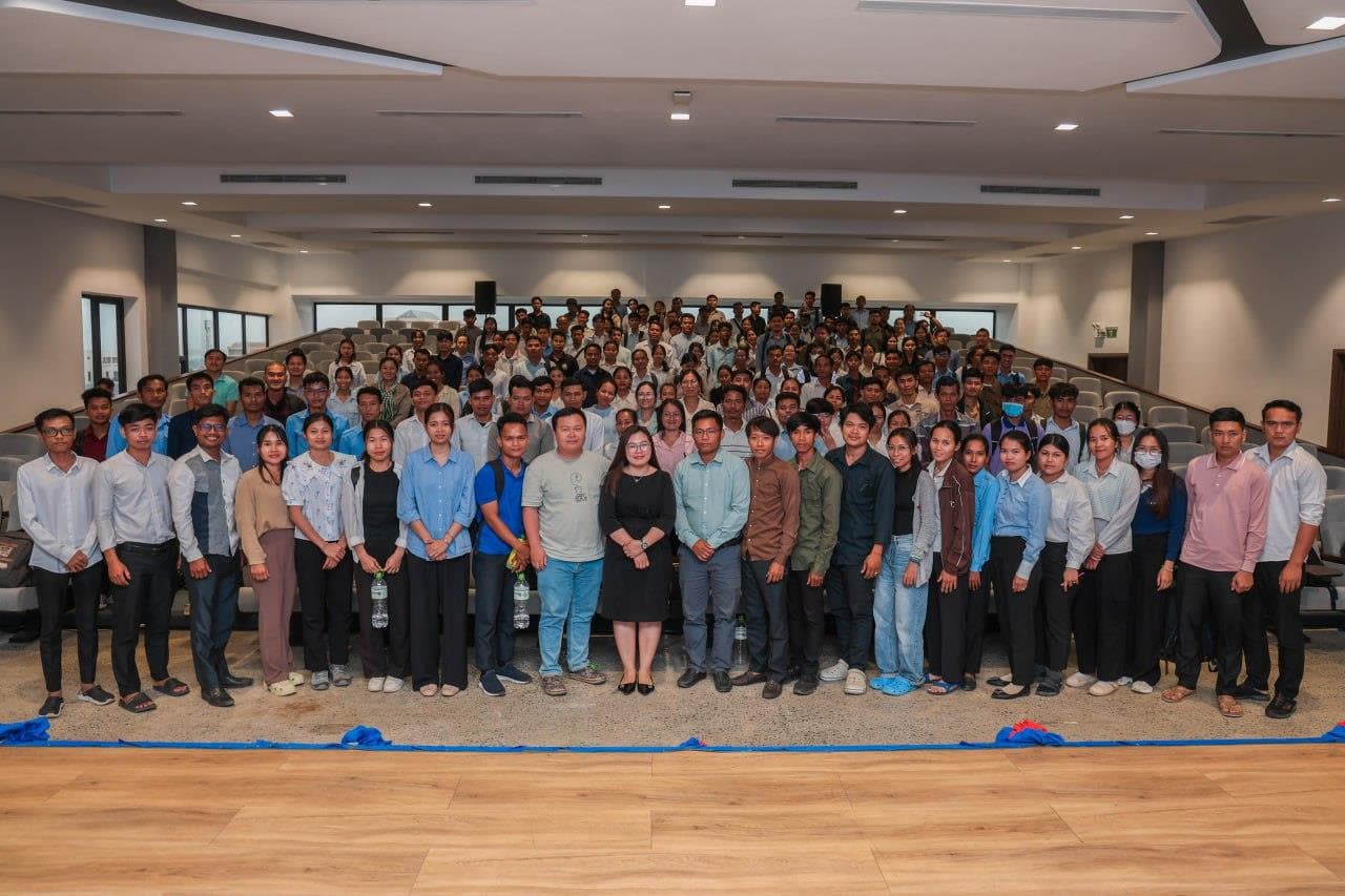 ក្រសួងប្រៃសណីយ៍ និងទូរគមនាគមន៍ បើកវគ្គបណ្ដុះបណ្ដាលពង្រឹងសមត្ថភាពជំនាញឌីជីថល លើប្រធានបទ «អក្ខរកម្មព័ត៌មាន ទិន្នន័យ និងសន្តិសុខសាយប័រ» ជូនដល់មន្ត្រីកសិកម្មឃុំ ចំនួន ១០០០រូប