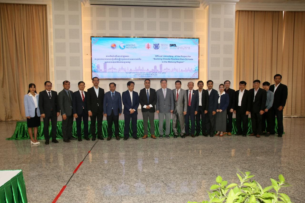 ប្រធានរាជបណ្ឌិត្យសភាកម្ពុជា បើកដំណើរការផ្លូវការ «គម្រោងកសាងសាលារៀនទឹកភ្លៀងប្រកបដោយភាពធន់នឹងអាកាសធាតុ នៅតំបន់ទន្លេមេគង្គ»